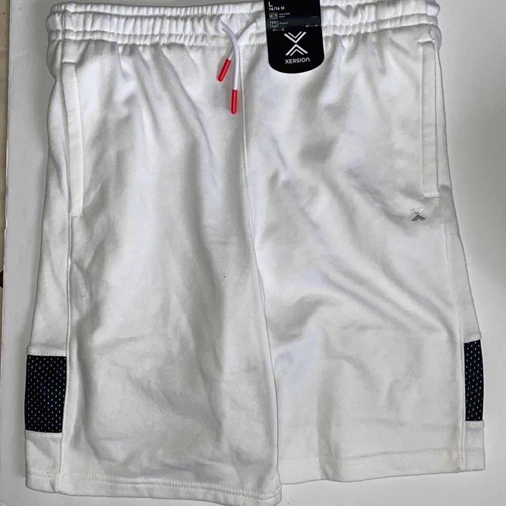 Xersion adjustable waist with pockets white short